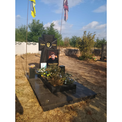Памятник военному с казацким крестом